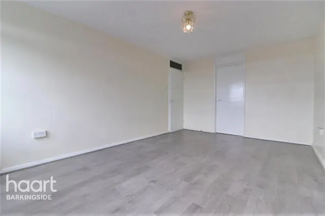Fullwell Avenue, Clayhall, IG5, photo 3