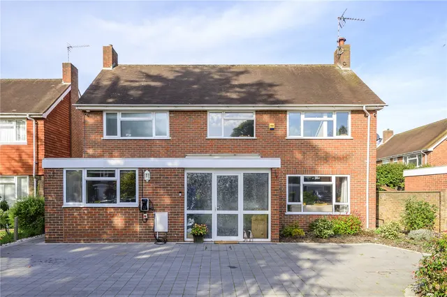 Meadows End, Sunbury, TW16 6SP, photo 1