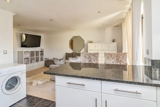 Goodrington Place, Broughton, MK10, photo 3