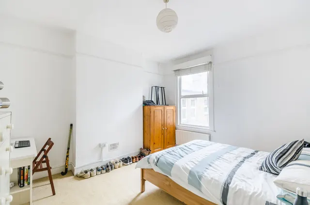 Photo 3 — 130 Weir Road, London