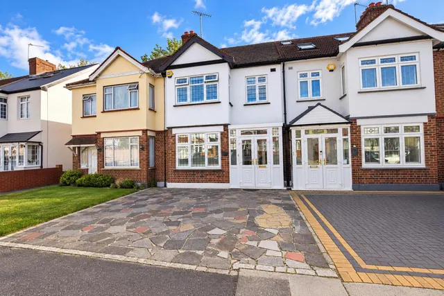 Chadville Gardens, Romford, RM6, photo 1