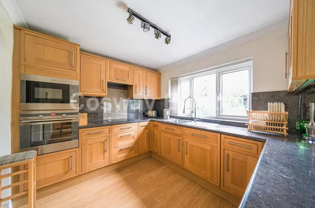 Photo 3 — Stoneyfields Gardens, Edgware, HA8, Edgware