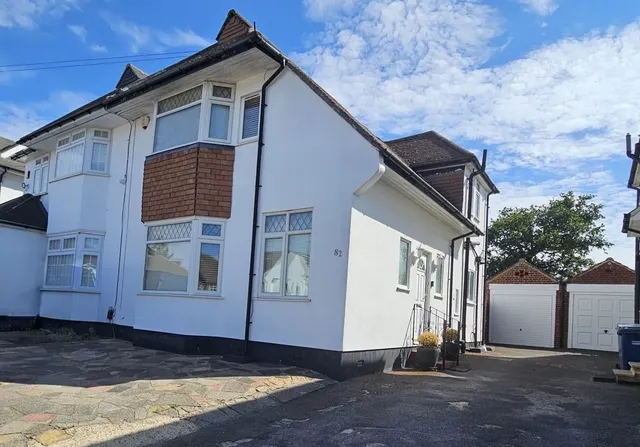 3 bedroom property, Warwick Avenue, Edgware, HA8
