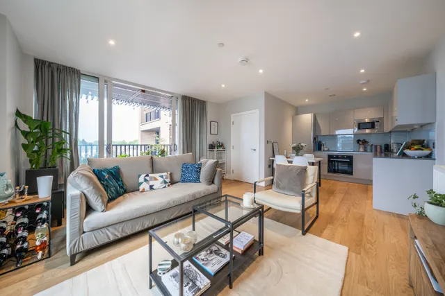 33 Greyhound Parade, London, SW17, photo 1