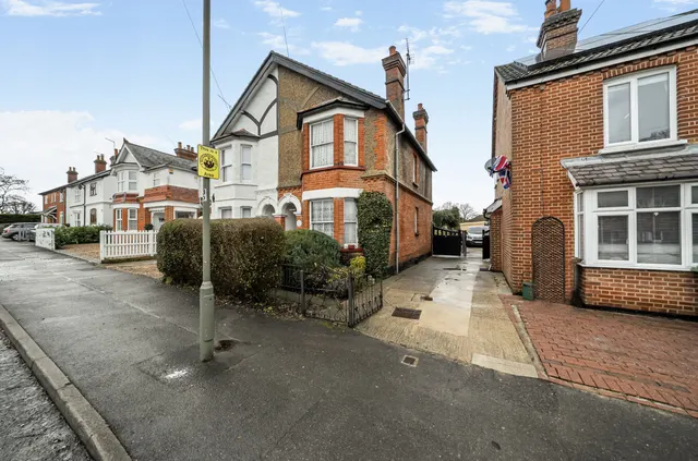 MacDonald Road, Lightwater, Surrey, GU18 5TN, photo 1