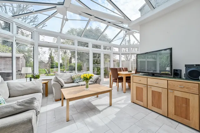 Photo 3 — 46 Cambridge Drive, London