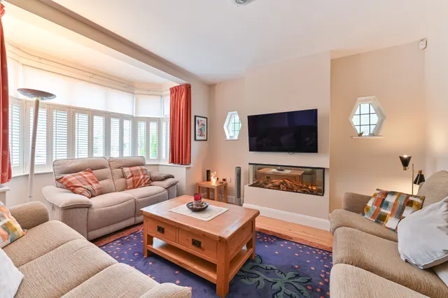 Photo 2 — 46 Cambridge Drive, London