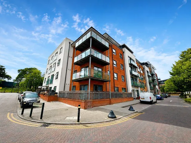 Birdwood Avenue, London, SE13, photo 1