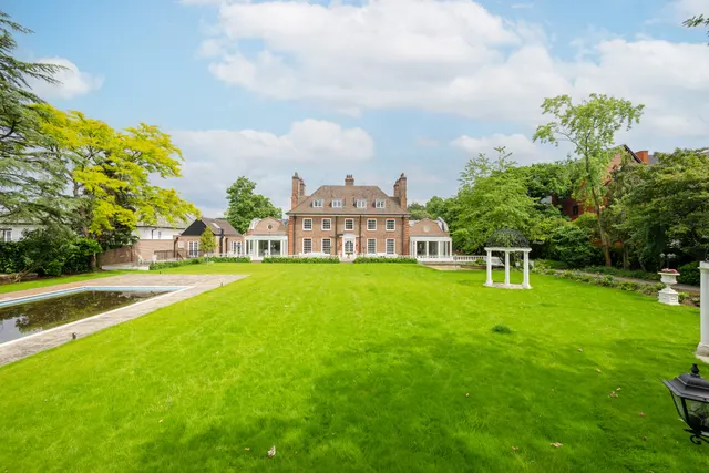 The Bishops Avenue, London, N2, photo 1