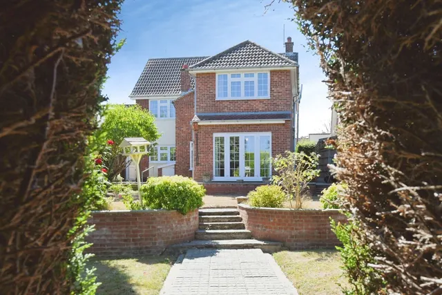 Photo 2 — The Gardens, BRENTWOOD, Essex, CM15