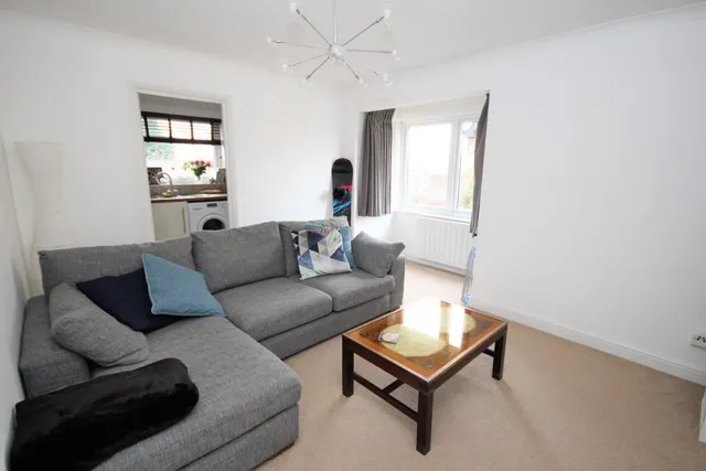 Finchampstead Road, Wokingham, RG40, photo 2