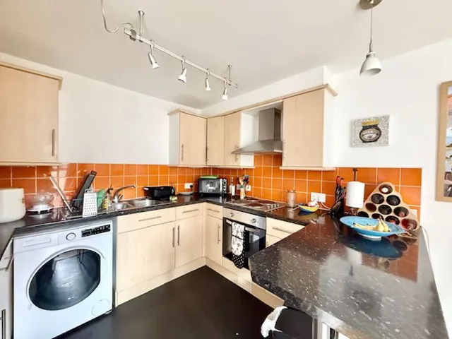 Photo 3 — Hendre Road, London SE1 5NH