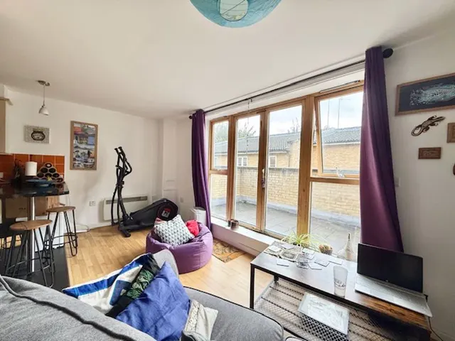 Photo 2 — Hendre Road, London SE1 5NH