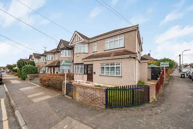 Whitby Road, Ruislip, photo 1