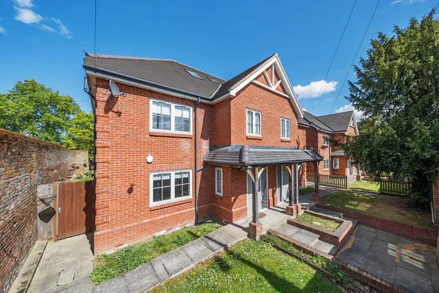 Lambourne Place, Ickenham, UB10, photo 1