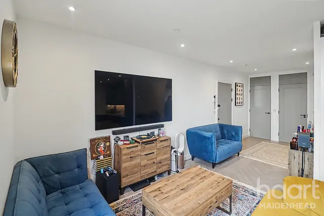 Wellington Street, Slough, SL1, photo 3