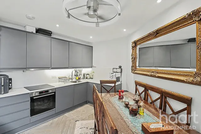 Wellington Street, Slough, SL1, photo 1