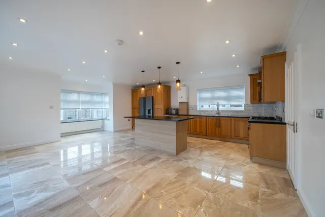 Willow Crescent East, Denham, UB9, photo 2