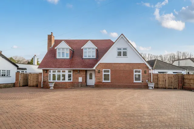 Willow Crescent East, Denham, UB9, photo 1