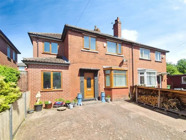 Elmwood Grove, Farnworth, BL4, photo 1