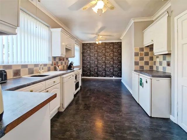 Elmwood Grove, Farnworth, BL4, photo 3