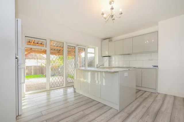 Whitchurch Lane, Edgware Fees Apply, HA8, photo 2