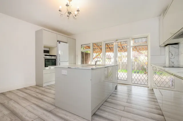 Whitchurch Lane, Edgware Fees Apply, HA8, photo 3