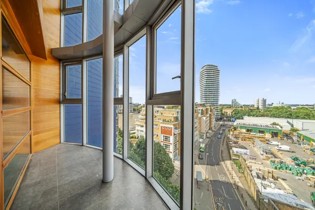 Photo 3 — Falcon Wharf, Battersea