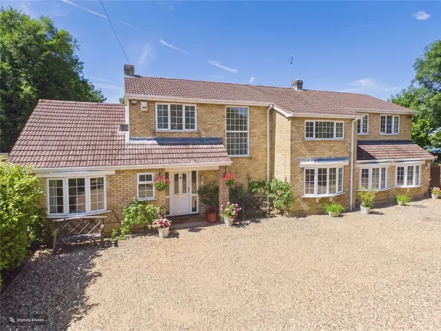 Exceptional Six-Bedroom Detached Family Home with Self-Contained Annexe, Countryside Views and Flexible Multi-Generation, photo 1