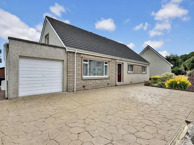 Photo 2 — Mcintosh Drive, Elgin