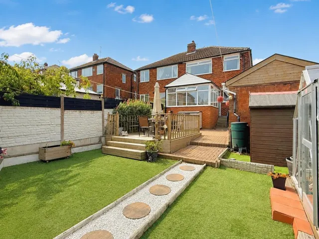 Hillfoot Avenue, Pudsey, photo 1