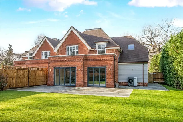 Bennett Way, West Clandon, GU4, photo 2