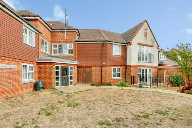 Maple Close, HORLEY, photo 1