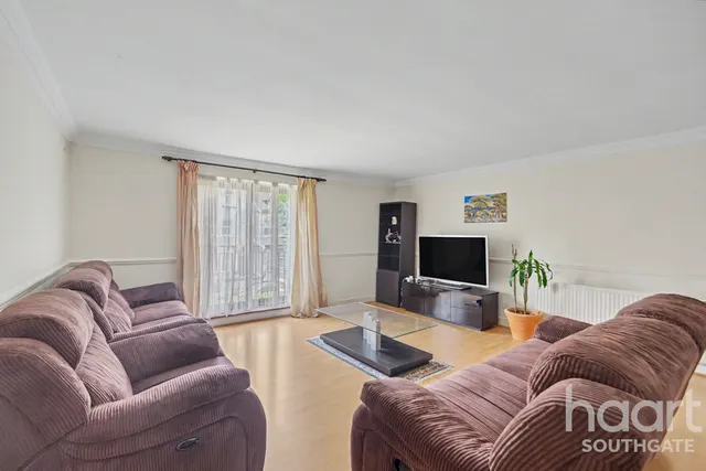 Holden Avenue, London, N12, photo 1