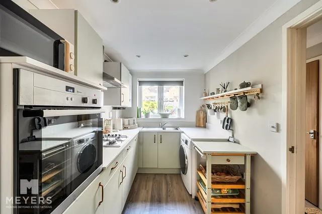Olivia Close, Corfe Mullen, BH21, photo 3