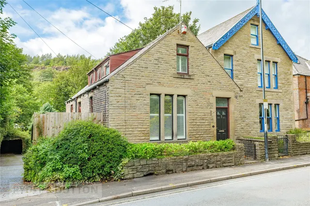 High Street, Uppermill, OL3, photo 2