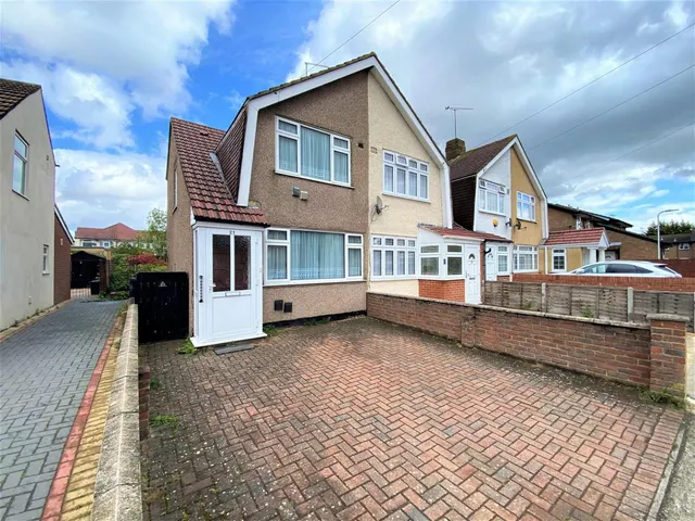 Windsor Park Road, Harlington, Middlesex, UB3 5HZ, photo 1