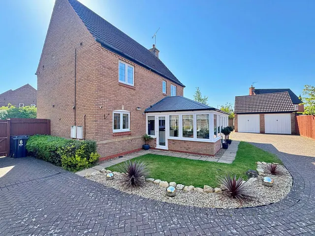 Photo 2 — Blyth Close, Cawston, Rugby, CV22 7GY