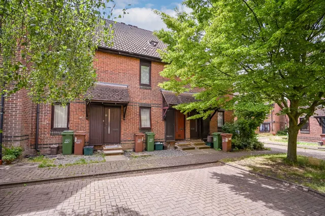9 Shott Close, Sutton, photo 1