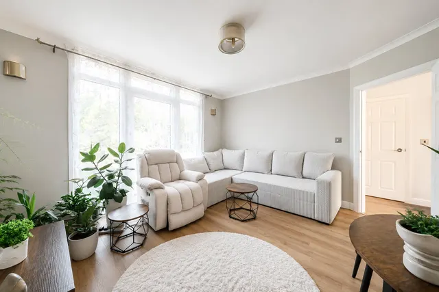 Valley Close, Pinner, HA5, photo 3
