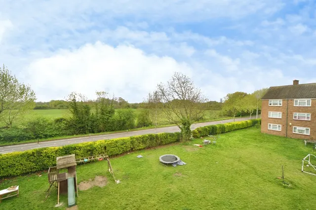 Brading Crescent, London, E11, photo 1