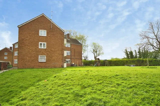 Photo 3 — Brading Crescent, London, E11