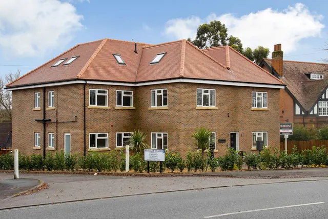 Ducks Hill Road, Northwood, HA6, photo 1