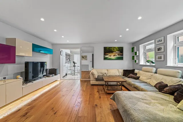 High Meadows, Chigwell, IG7, photo 1