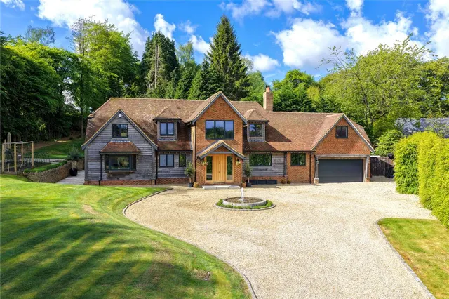 Square Drive, Haslemere, Surrey, GU27 3LW, photo 1