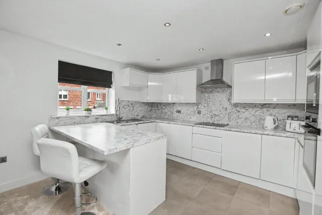 Royal Troon Drive, Wakefield, WF1, photo 3