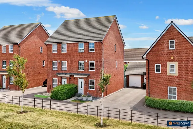 Topiary Road, St James Gate, CV10, photo 1