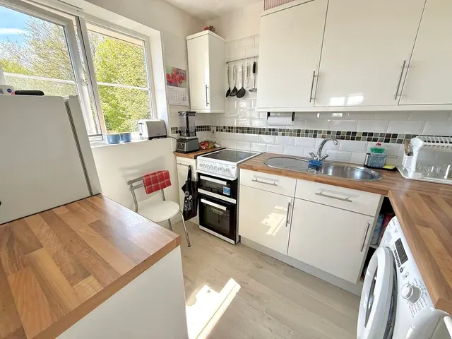 Photo 3 — Tennyson Avenue, Houghton Regis LU5 5UG