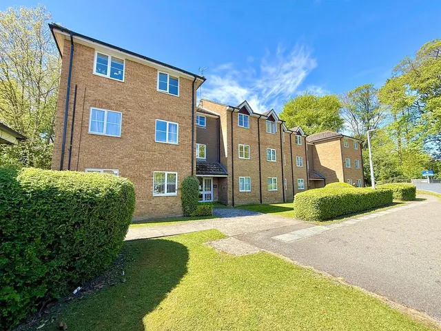 Tennyson Avenue, Houghton Regis LU5 5UG, photo 1