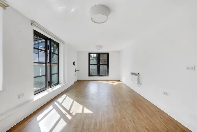 Photo 3 — Flat 1, 590 Commercial Road, London, E14 7JR